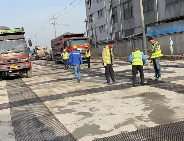 民和老材料的新故事：玻璃纤维土工格栅如何在‘白改黑’浪潮中重获新生？